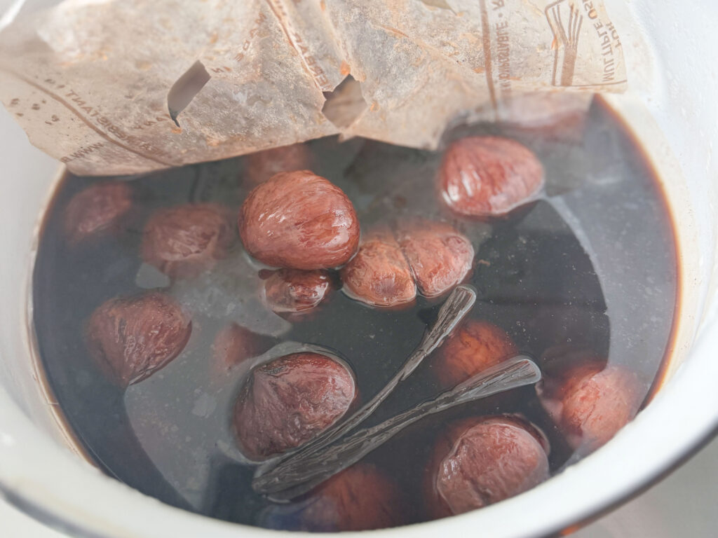 渋皮煮を作る様子