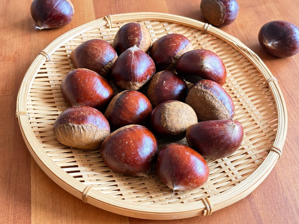 竹のかごに入れた生栗